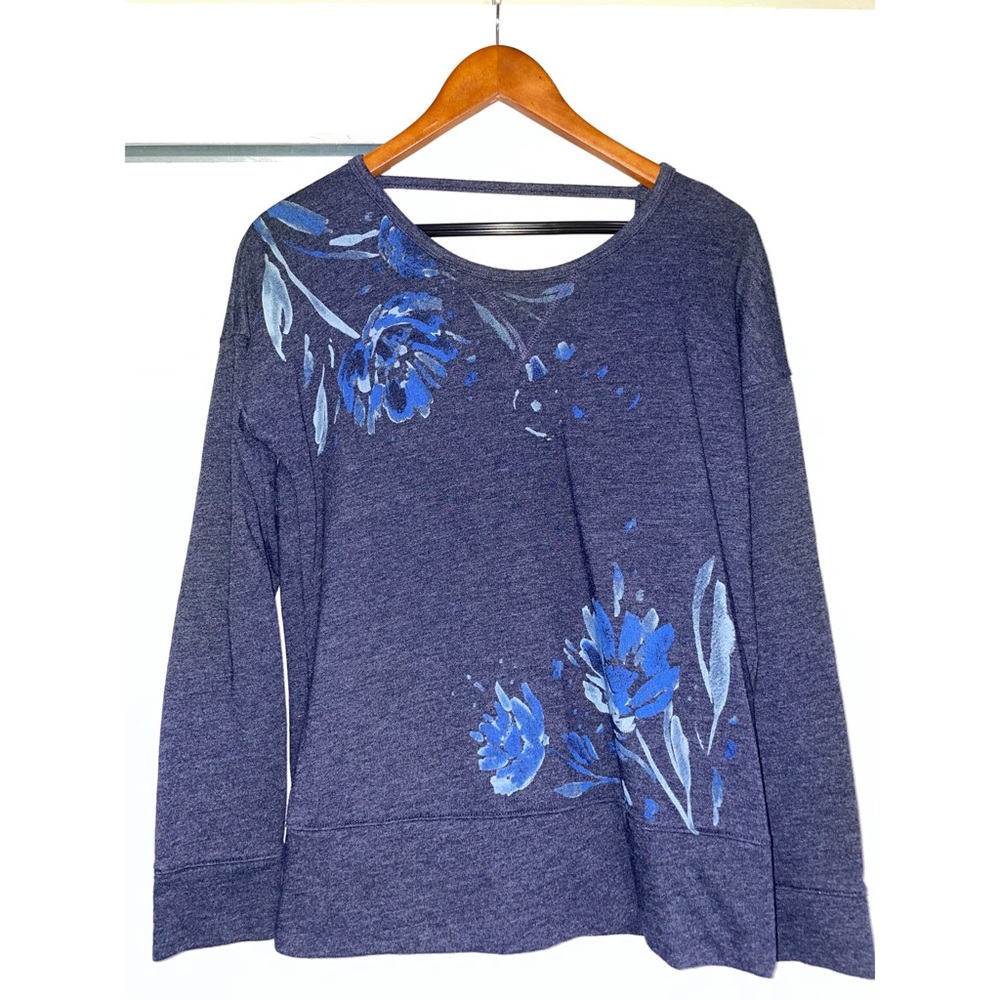 Super cute Maurices sweater shirt with flowers on it perfect for fall or winter.